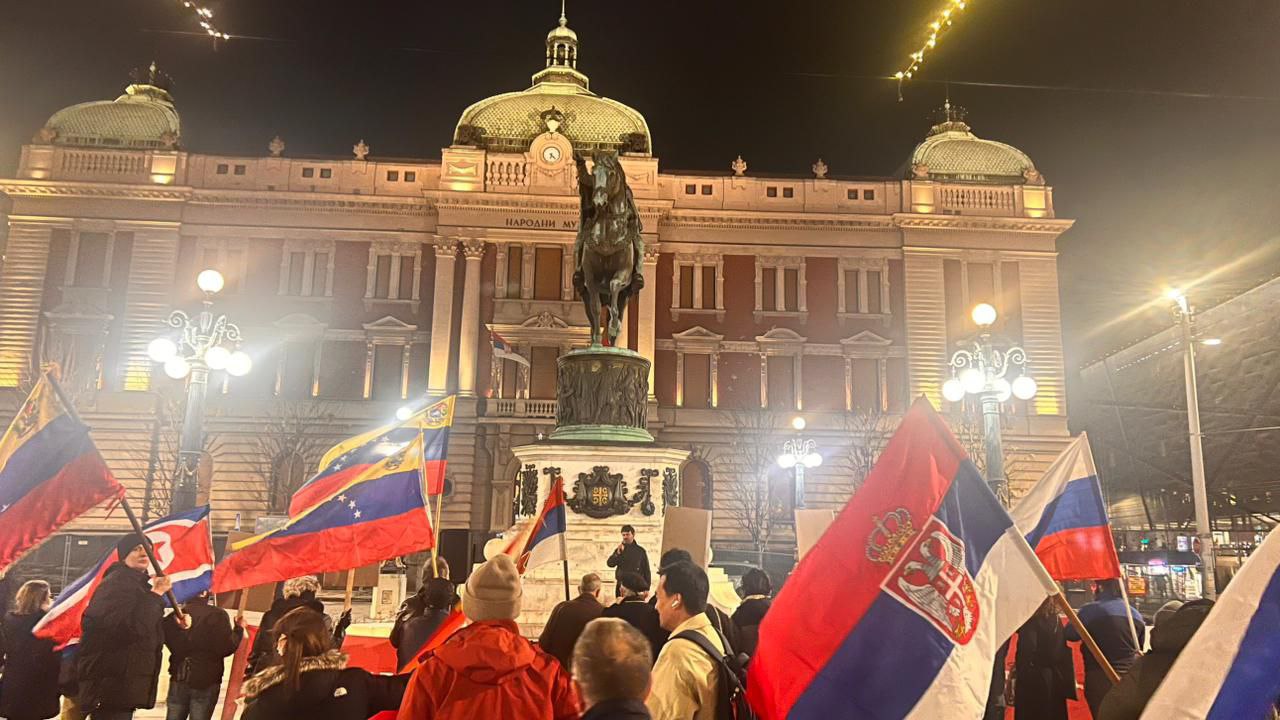 Unión de Jóvenes Comunistas de Yugoslavia lidera manifestación de apoyo a Venezuela en Belgrado